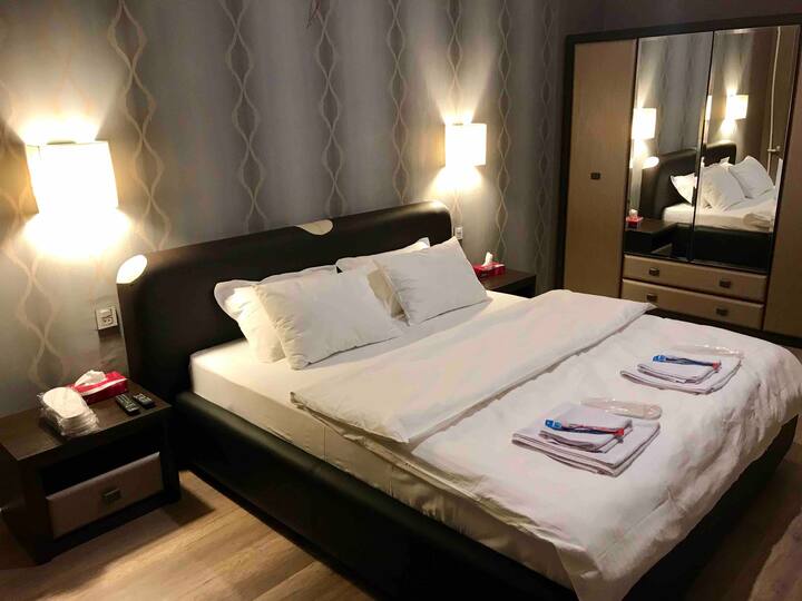 Спальня с кроватью размером «King Size» 

Bedroom with a king size bed