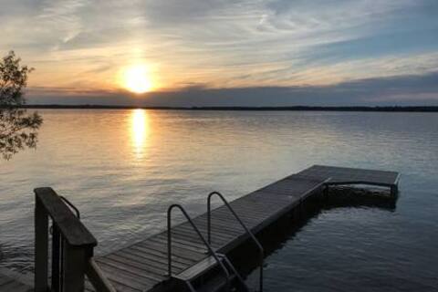 Private Dock, Huge Yard, Fire Pit + Pet-friendly