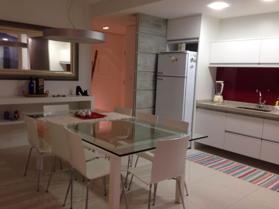 Sala de jantar integrada com cozinha