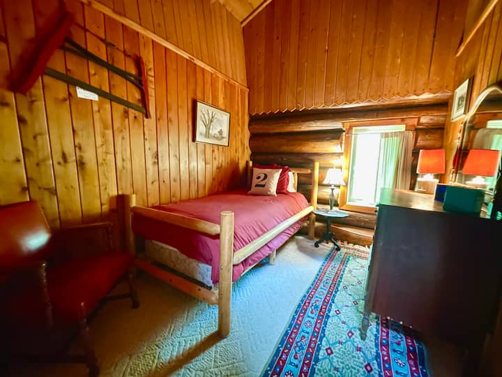 La habitación 2 tiene una cama doble. 