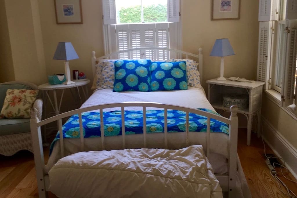 queen bedroom