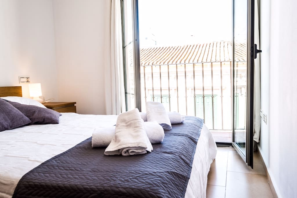 Acogedor dormitorio con balcón