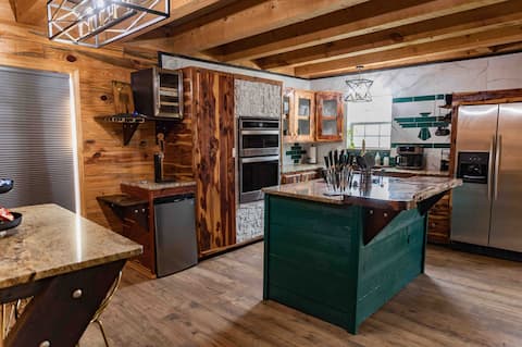 Holiday Log Cabin w/ FirePit,Huge Yard,Games