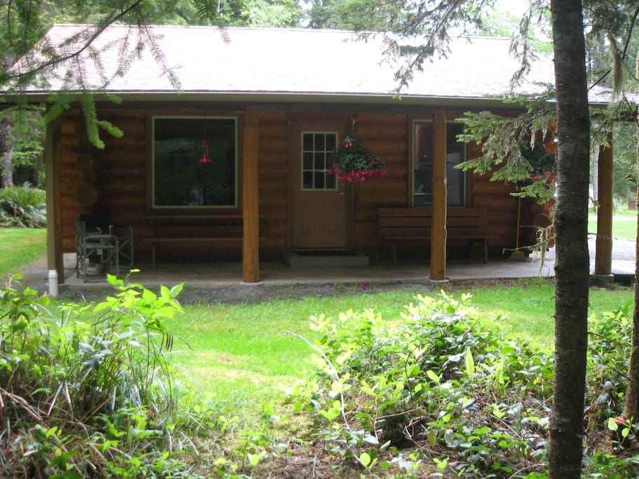 covered porch with bench seats, picnic tables for outdoor dining. Enjoy the hummingbirds!