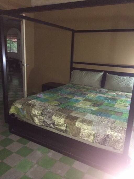 room 2 has 1 king size bed