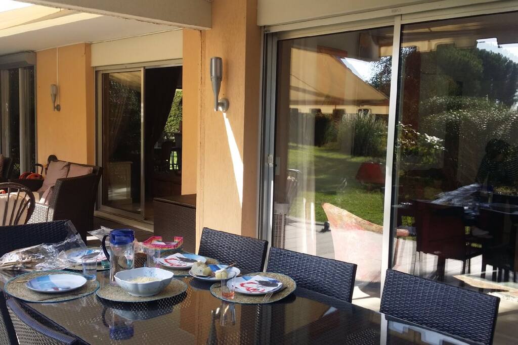 Terrasse avec salon de jardin