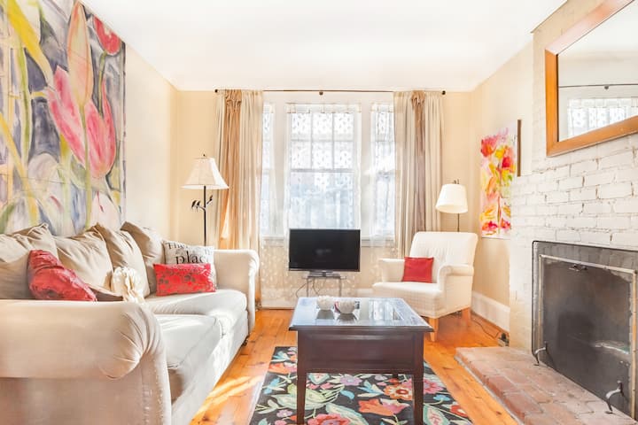 Artist's Lovely Cabbagetown Century Home Downtown - Toronto