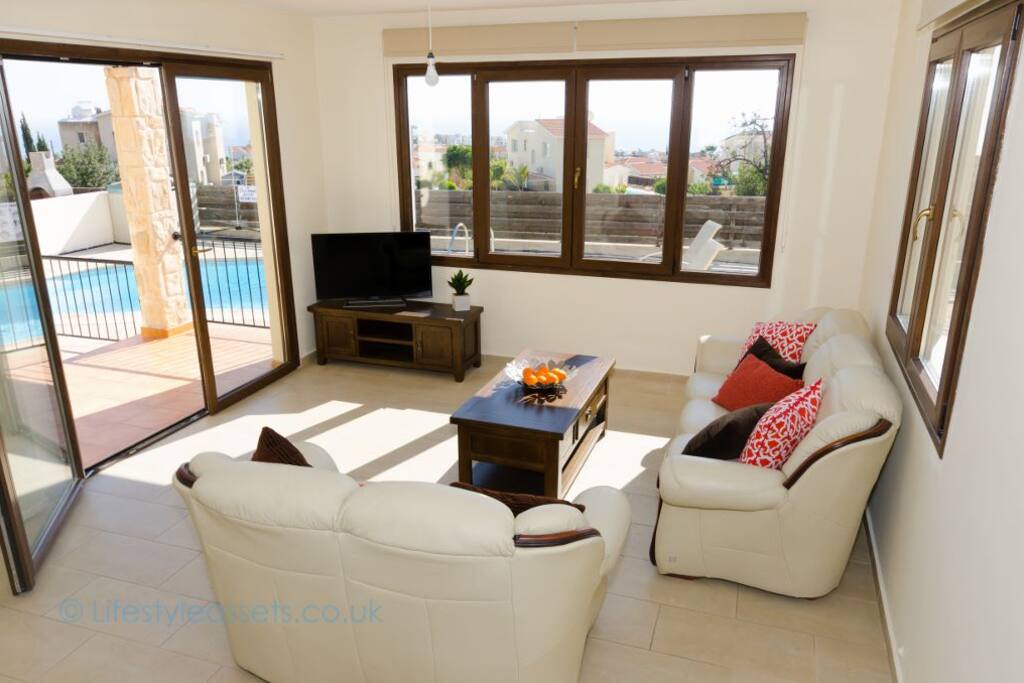 Spacious living area with WiFi