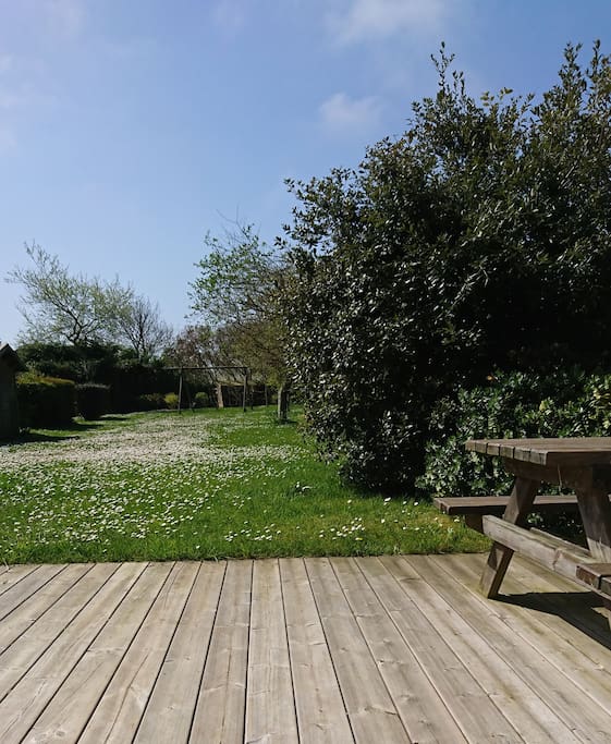 Côté jardin, vue de la terrasse