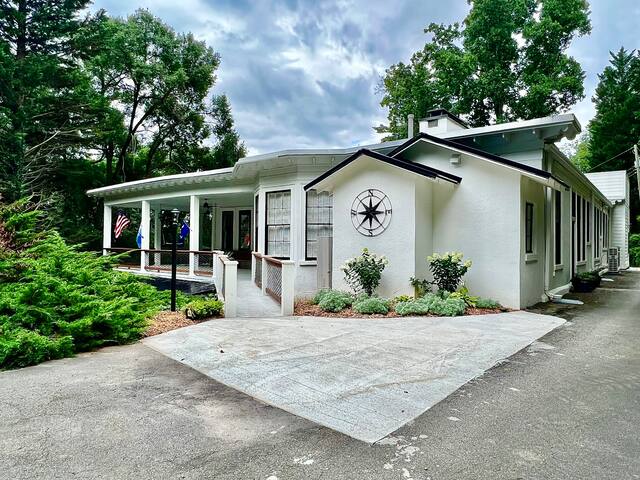 Beautifully Renovated Historic Bridle Path Inn gallery image 2