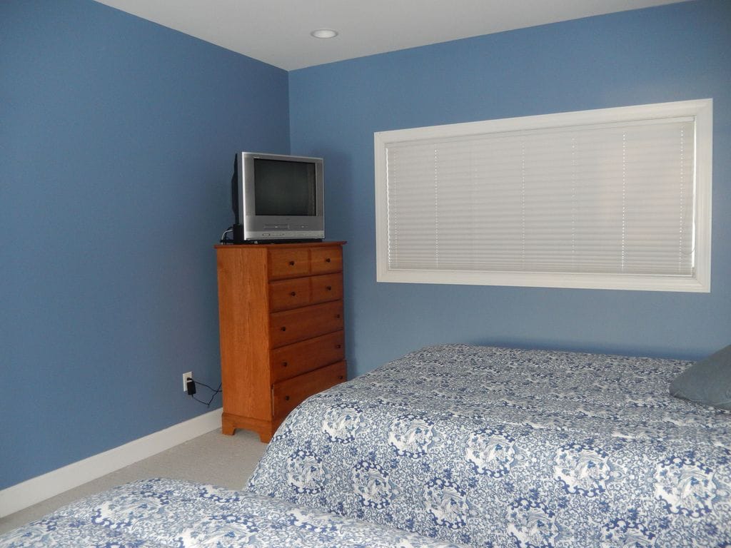 Na poschodí: spálňa pre hostí s 2 manželskými posteľami a 1 pohovkou v plnej veľkosti (futon) 