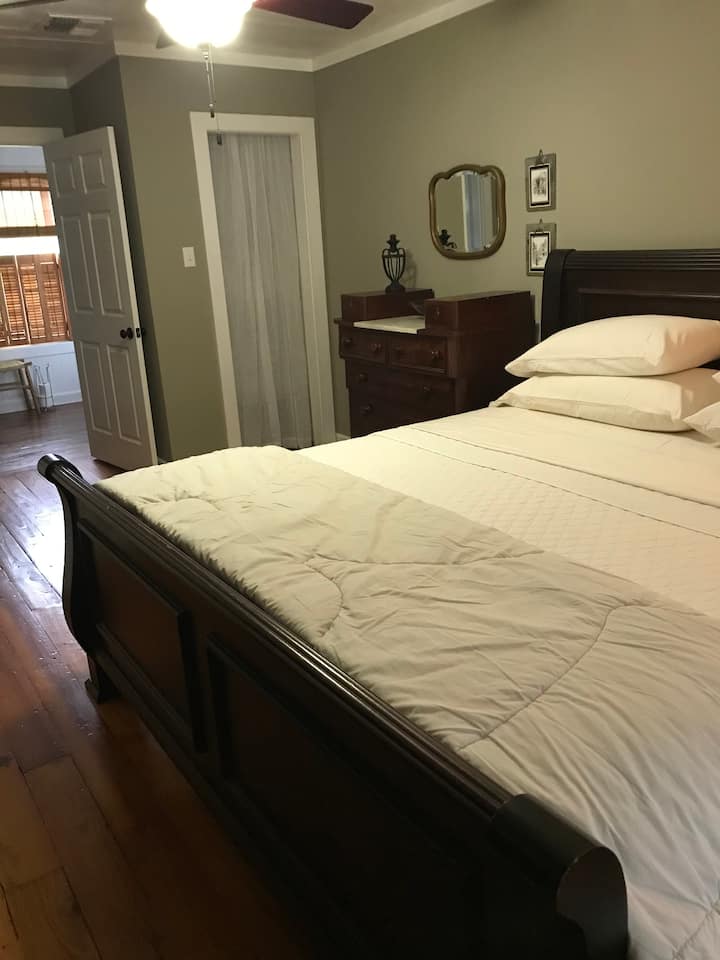 غرفة النوم الرئيسية 