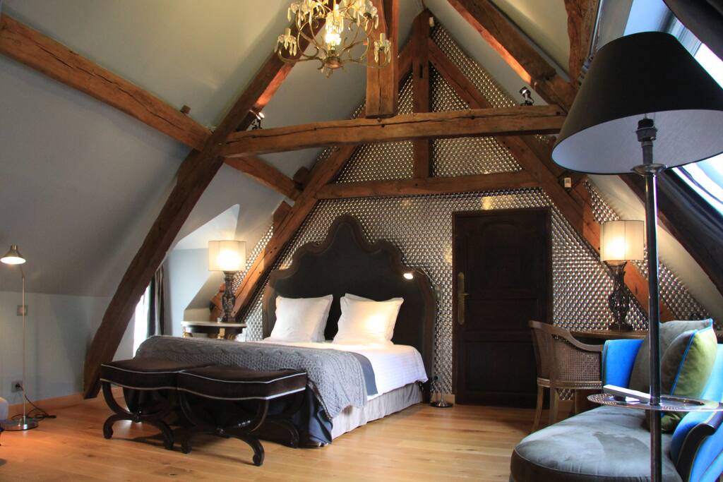 Dans la maison principale, au 1er étage, se situe la chambre "Les Grands Chaillots", grande chambre luxueuse avec un lit 160x200, 25 m2, vue sur la colline de Rochefort et les toits de L'Hibernie aux tuiles anciennes.
TV écran plat Haute définition Samsung® avec réception des chaines françaises et internationales, lecteur DVD, la diffusion de la musique et des radios internationales via le système de musique Sonos®, et Spotify, une literie haut de gamme Simmons®.
Bureau, méridienne, fauteuil, Bouilloire, cafetière Nespresso, livres et magazines.