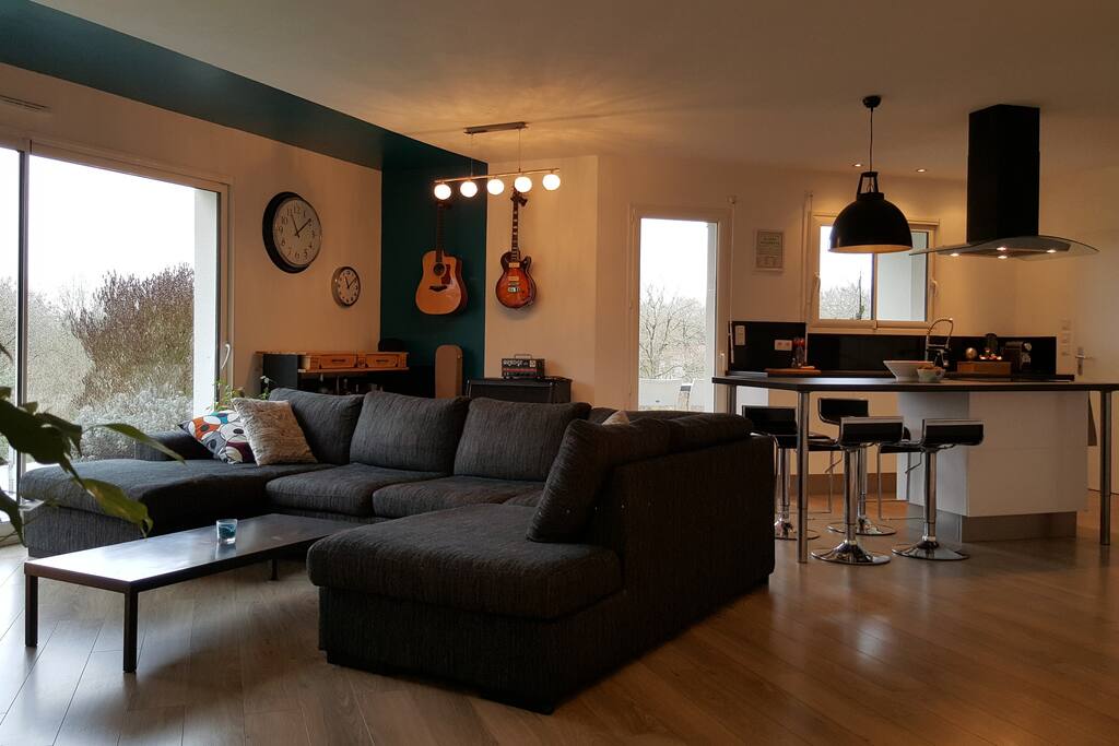 Vaste pièce de vie, design et chaleureuse !