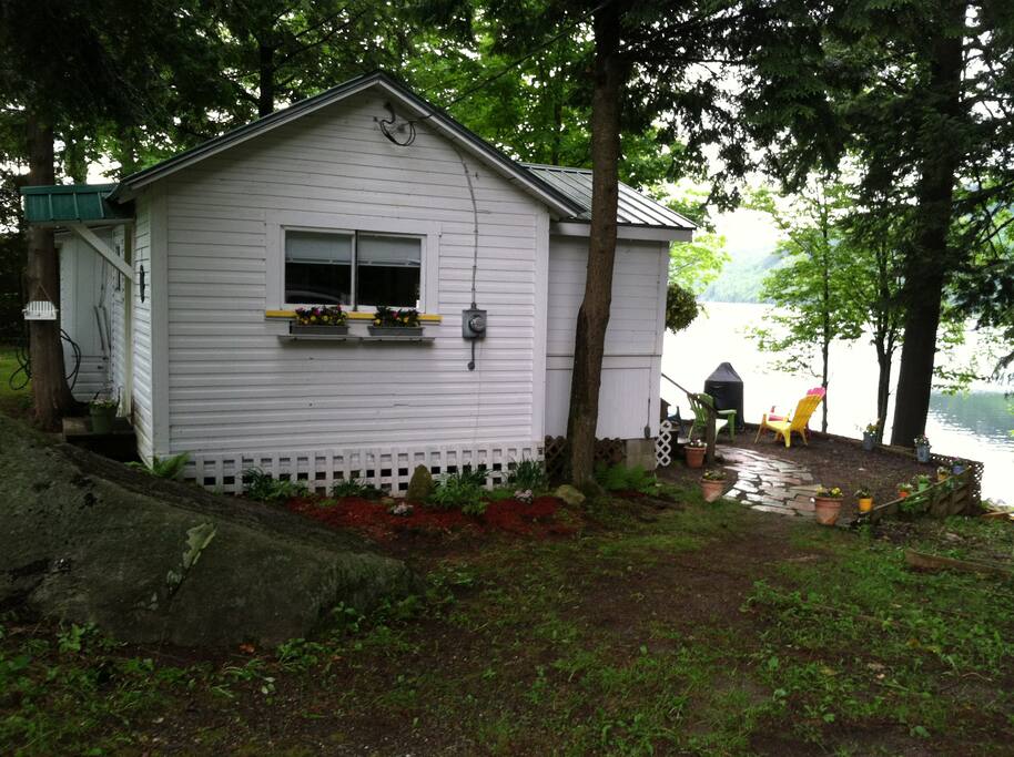 Charming lake cottage on Crystal Lake! Boats! R&R! Cabins for Rent in