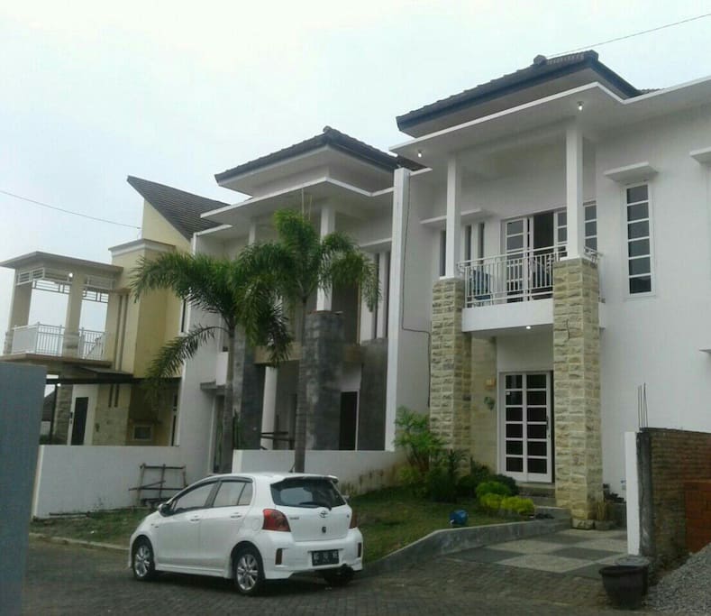 Bentuk rumah tampak depan