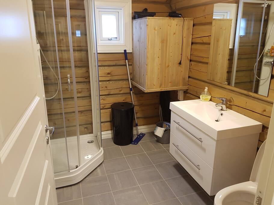 Varmt og godt bad med vaskemaskin, hårføner, krølltang, etc