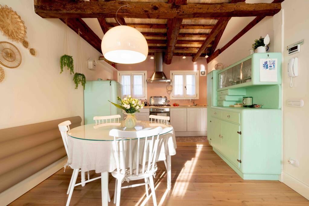 A beautiful mix of modern and antique pieces.