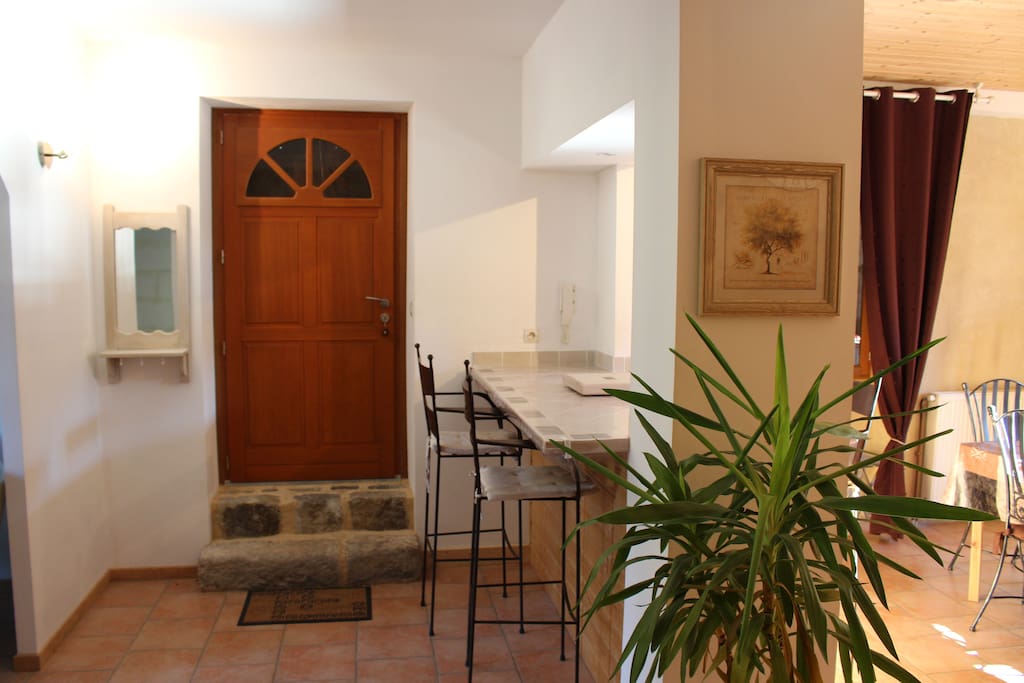 Entrée du gîte avec table américaine