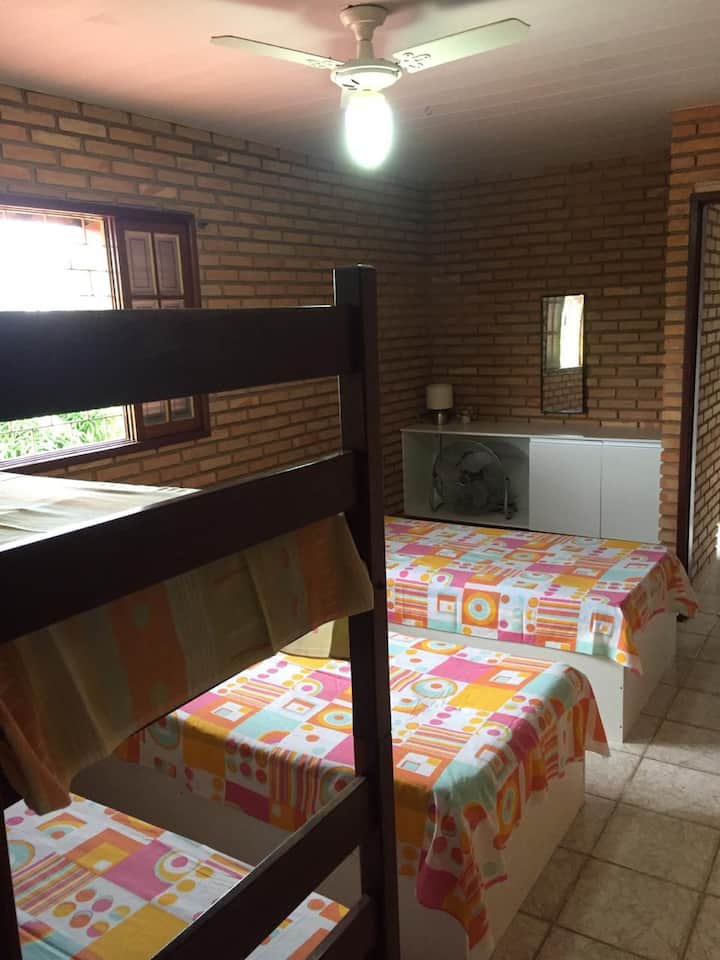 Dormitorio 2: no tiene aire acondicionado, solo ventilador.