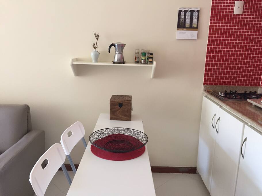 Table (unfolds to fit four people)