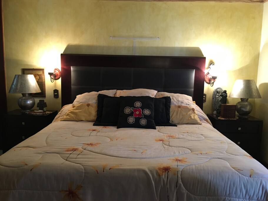 1er recámara con cama king size, sofá y baño propio