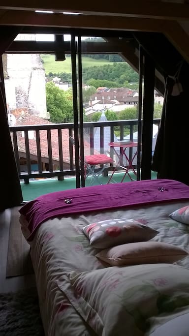 vue à partir du lit de la chambre