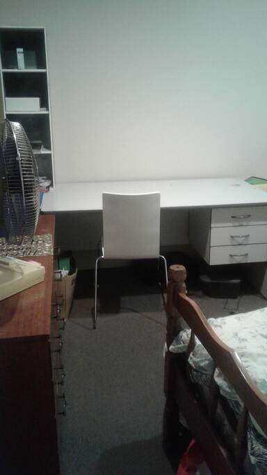 Single bedroom, desk, draws, wardrobe
