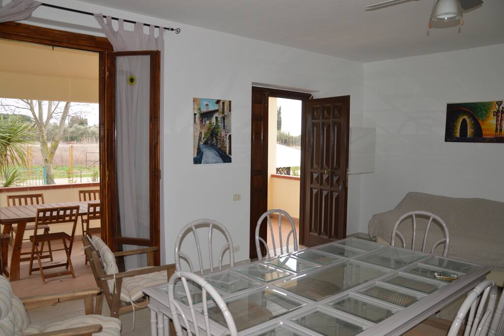 Soggiorno con divano letto e tavolo da pranzo