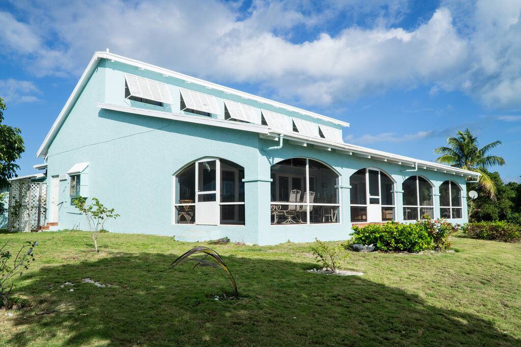 a view of the house, with a full length screened in patio