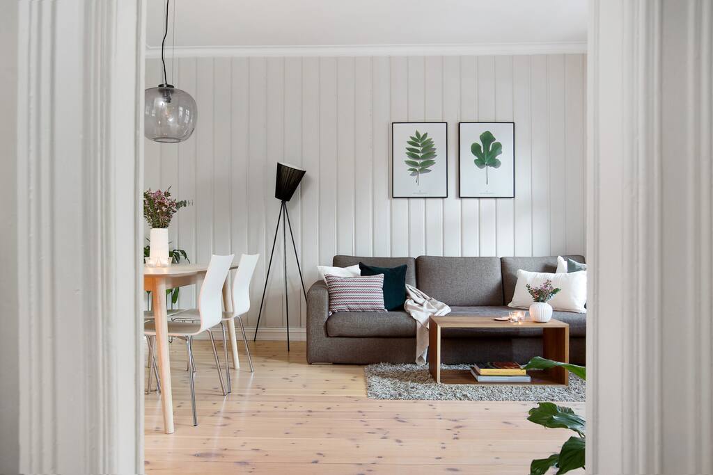 Entry to living room from hall