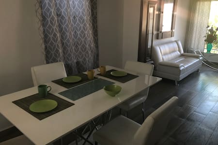 Mini-apartment - AC! Great location! 10min border