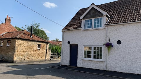 Top performing Airbnb: Black Horse - Warm & cosy country cottage in North Kesteven