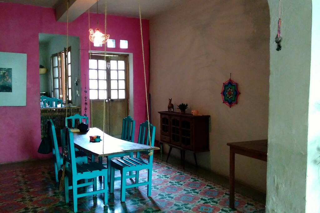 El comedor, que también puede servirte como zona de trabajo.