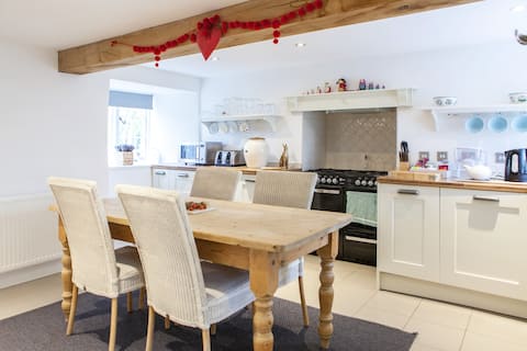 Successful Airbnb property: Strawberry Cottage in Weymouth And Portland