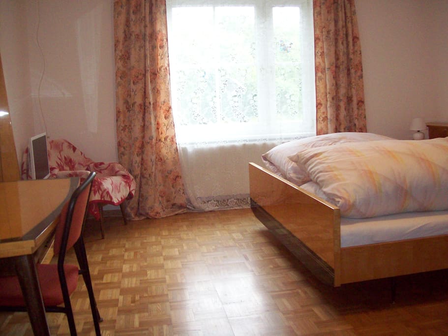 gemütliches Zimmer mit Doppelbett