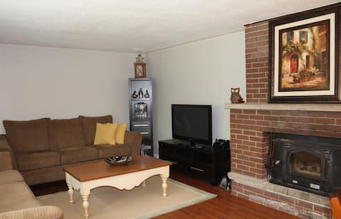 Popular Airbnb listing: Cozy 4 Season Family Cottage in Tiny
