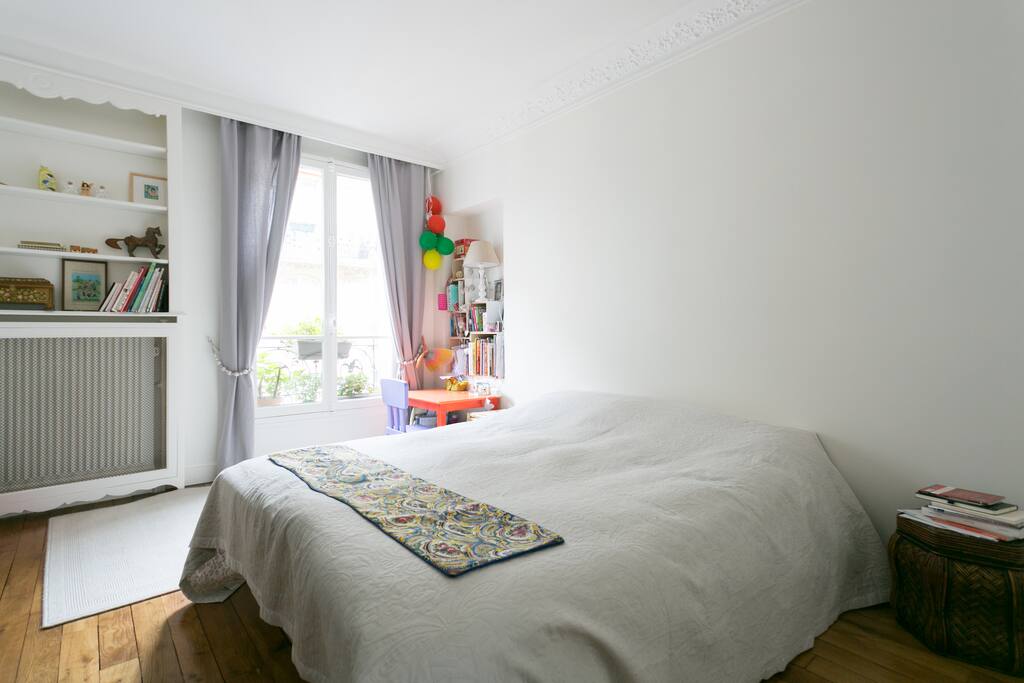 Chambre avec un lit double donnant sur la rue