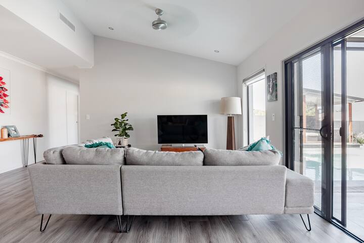 Modern Resort-Style Family Home in Noosaville gallery image 2