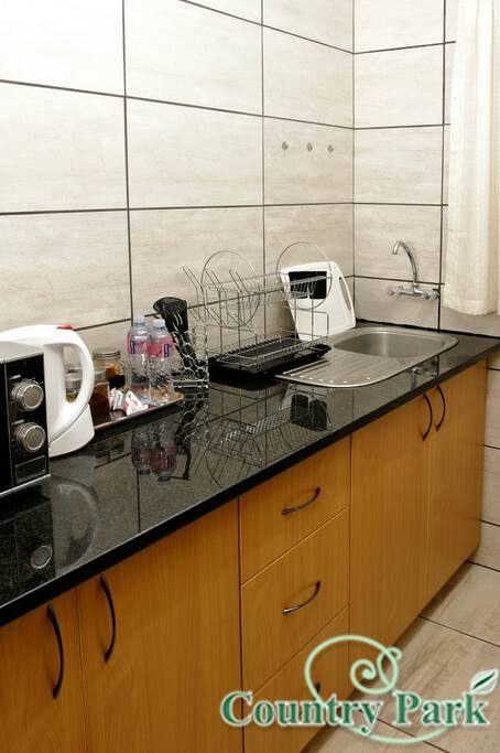 ROOM 10 - Well equipped kitchenette