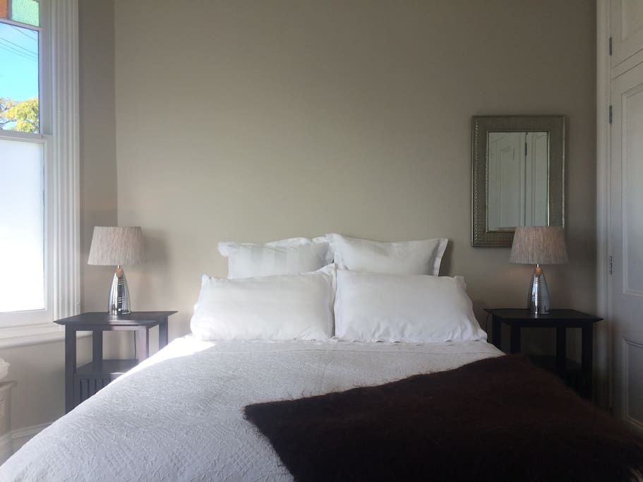 Queen Size bed with luxury Sealy Posturepedic mattress