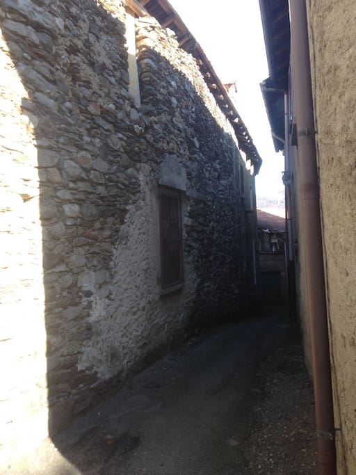 La via del centro storico per raggiungere l'appartamento.