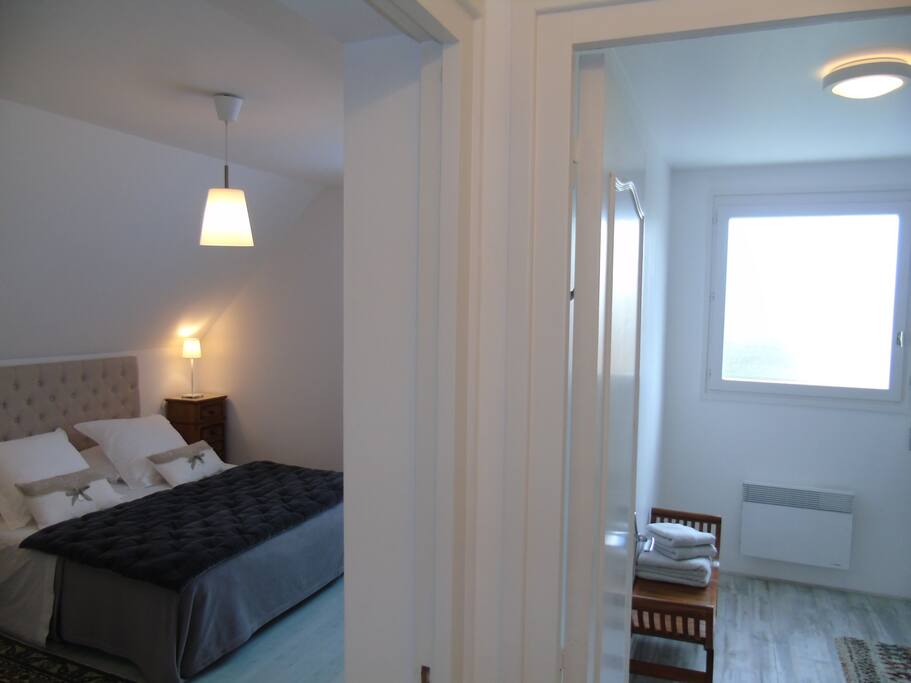Vue depuis le palier privatif de la chambre et salle de bain