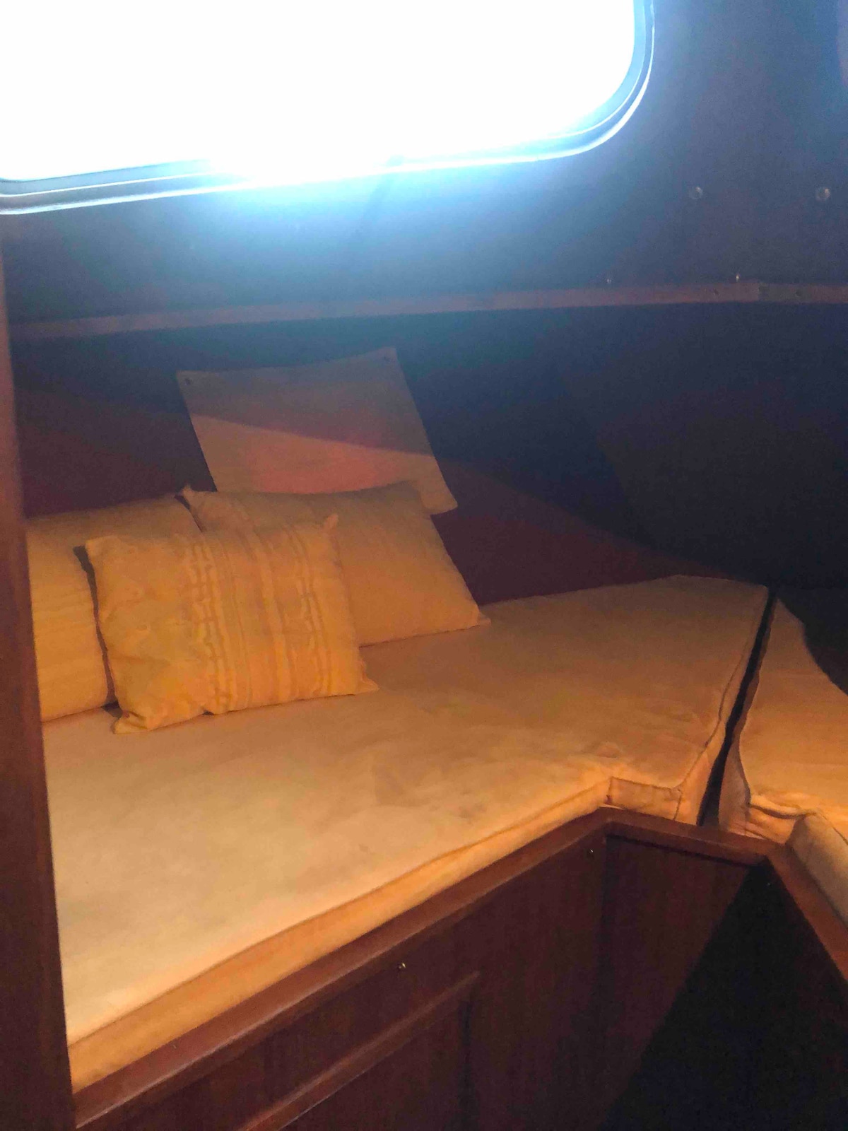 Cabine avant, proue, 2 couchettes Simples.