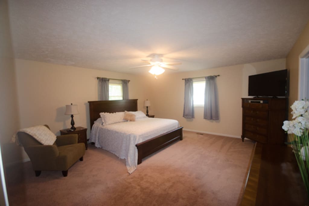 Master Bedroom, king bed, TV
