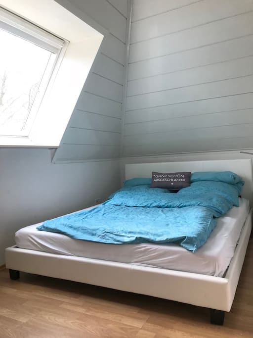 Schlafzimmer 140 x 200 Meter Bett mit Dachfenster und Blick in die Sterne