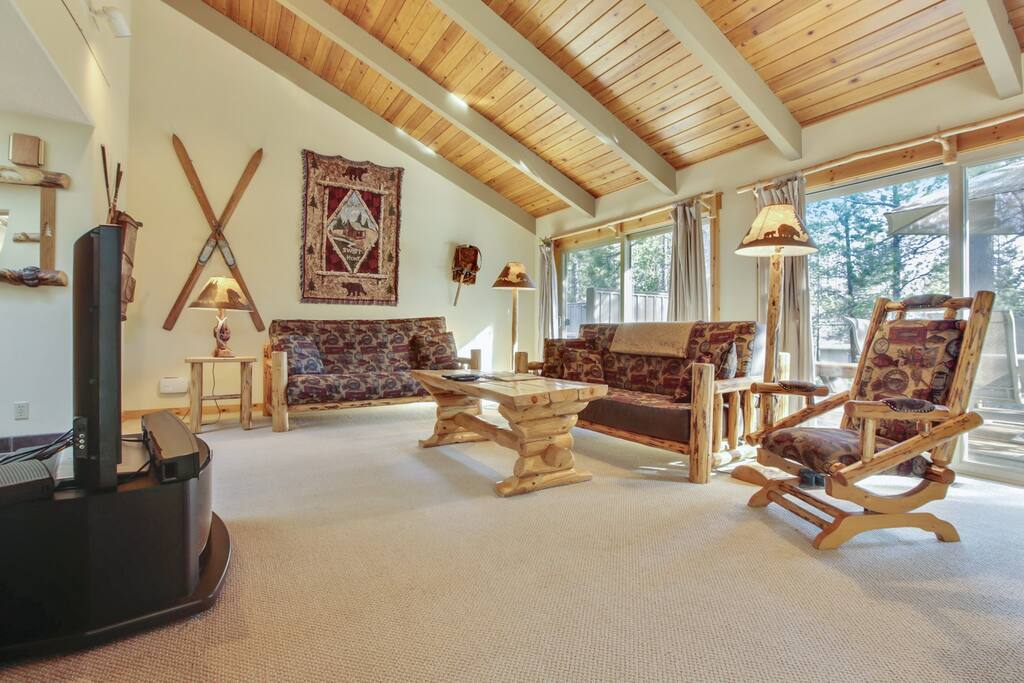 Couch,Furniture,Chair,Window,Reception Room