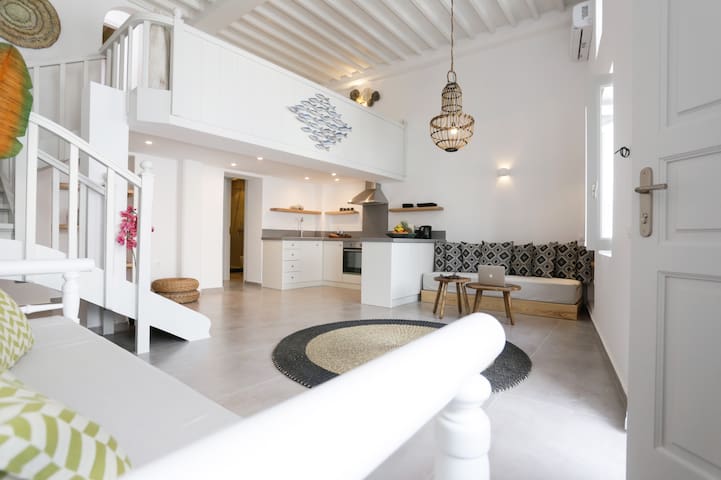 Christy’s luxury mansion in Mykonos town!