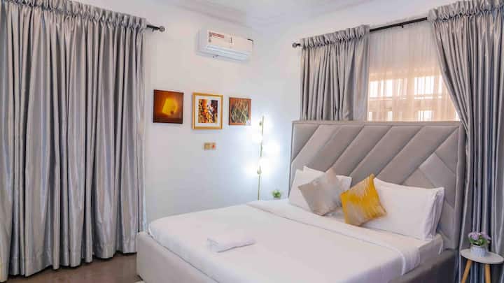 חדר שינה 2: מיטת קווין סייז אולימפית עם תאורה מושלמת 