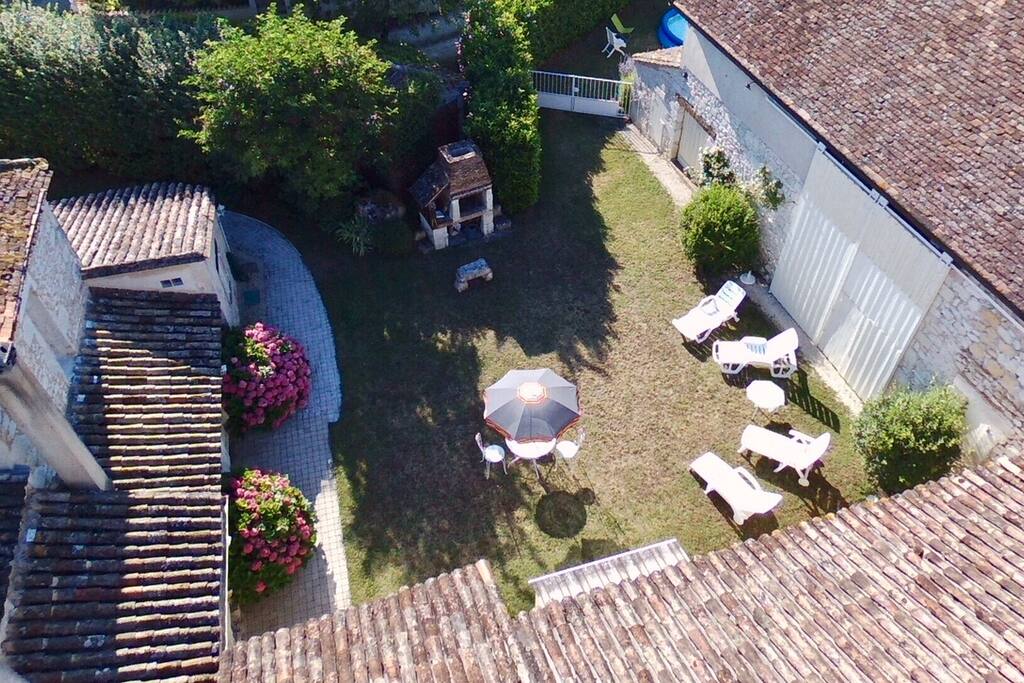 Espace détente avec barbecue utilisable. piscine gonflable de diamètre 5 m et 80 cm de haut
